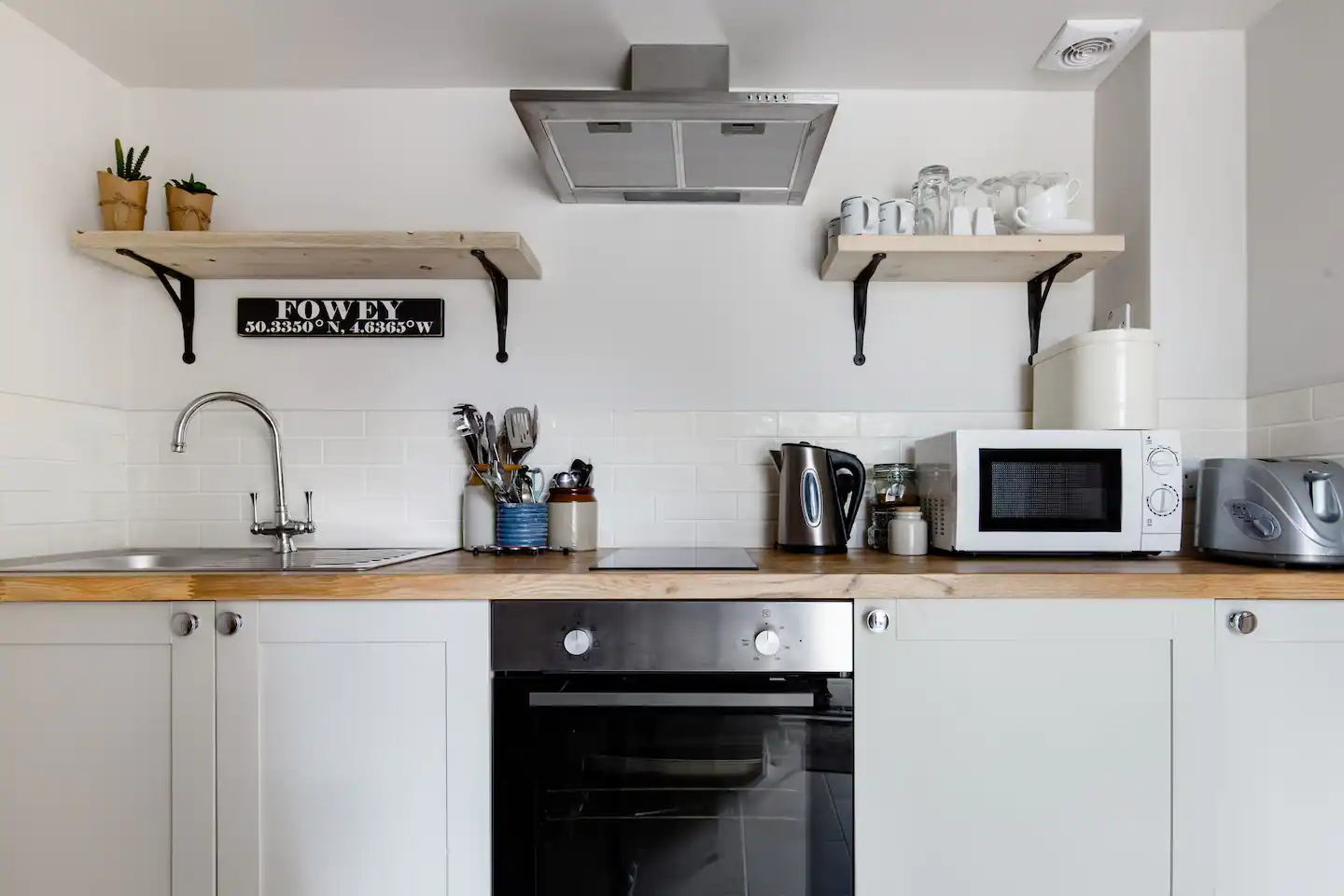 Kitchen fully-equipped with all you need.