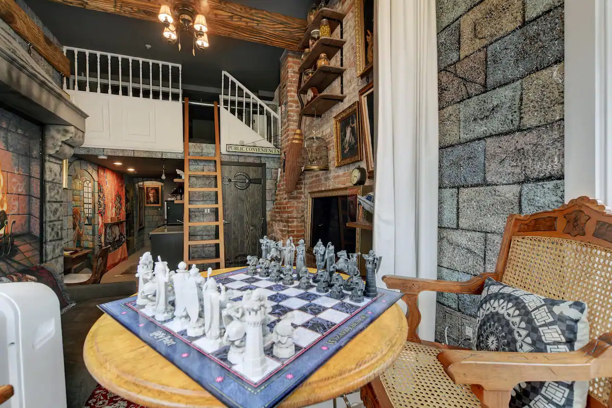 Lots of activities to do in the living quarters of Gryffindor Common Room.