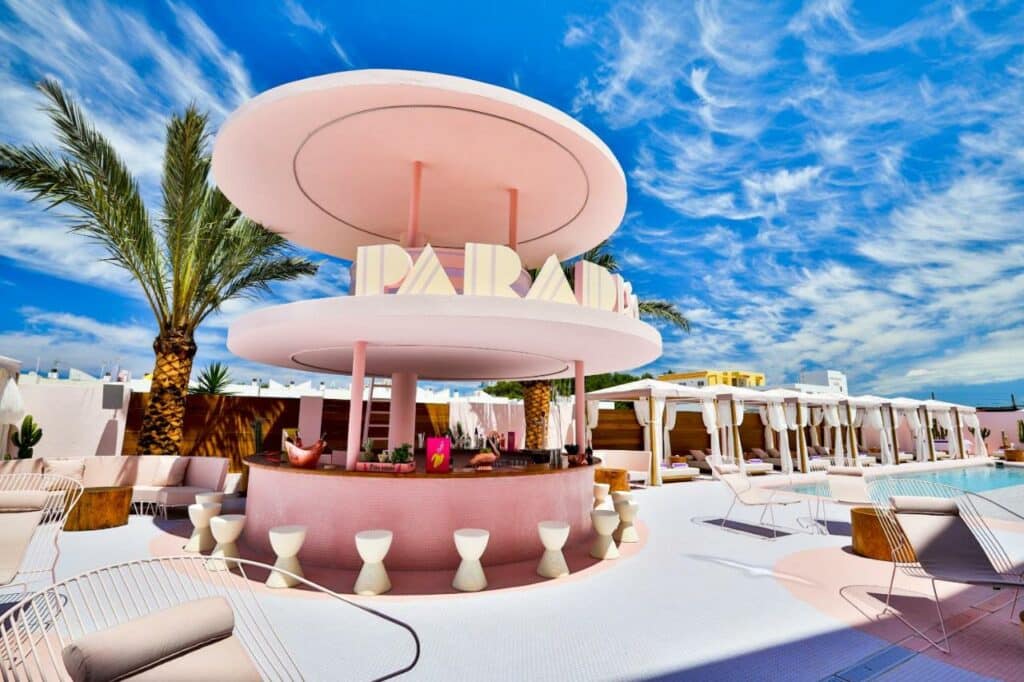 Situated 2 km from Ocean Beach Ibiza, Paradiso Ibiza Art Hotel - Adults Only offers an outdoor pool, an Art Gallery inside the property and free WiFi. 