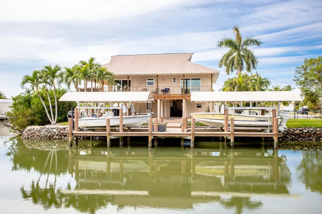 Boats are not for rent* there are marinas near by to rent boats and keep them at our dock though!
